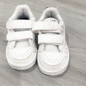 Kids‎ White Adidas Velcro Sneakers size 6k